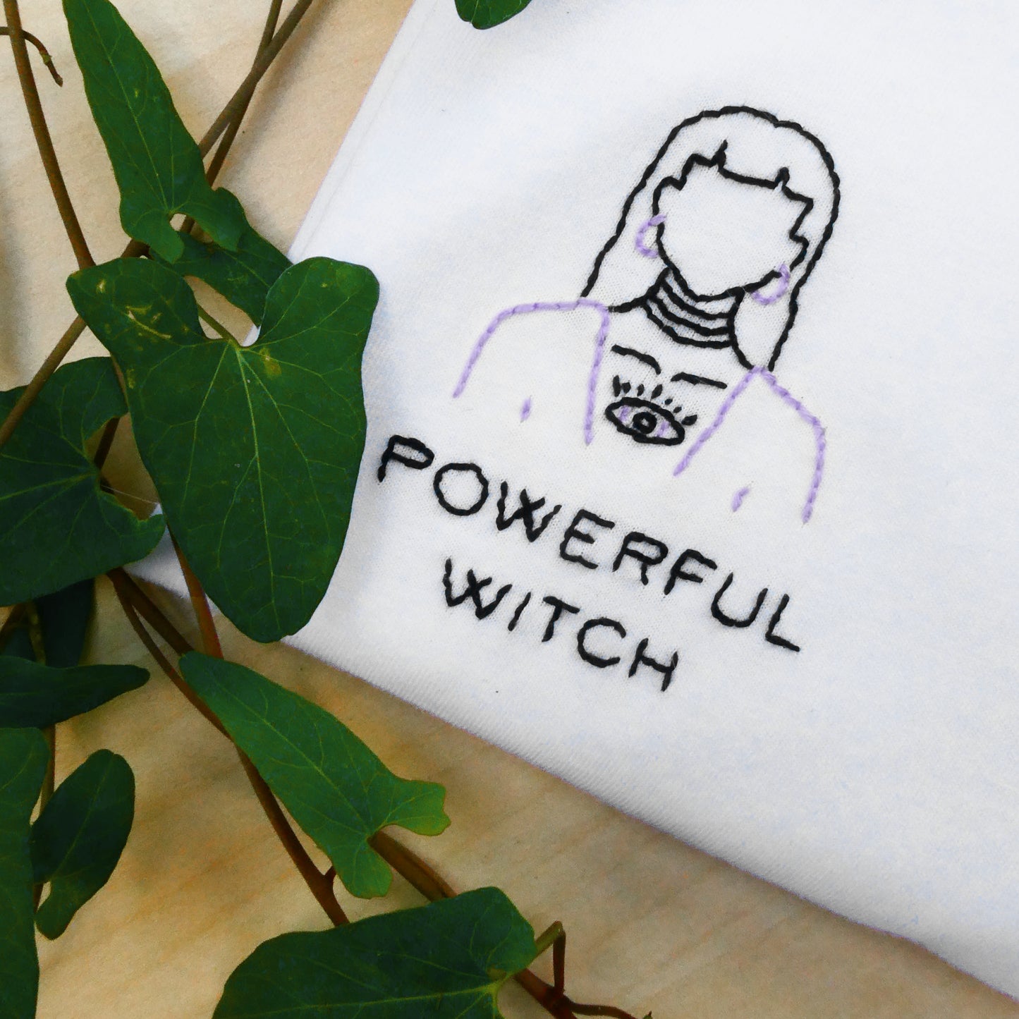 T-shirt brodé main - Powerful Witch