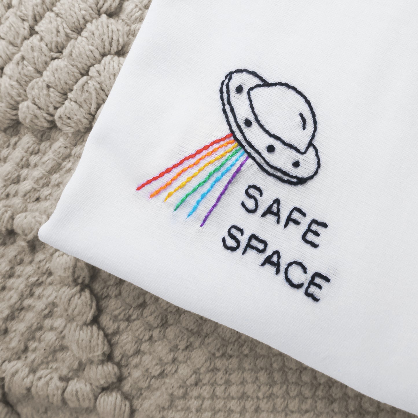 T-shirt brodé main - Safe space