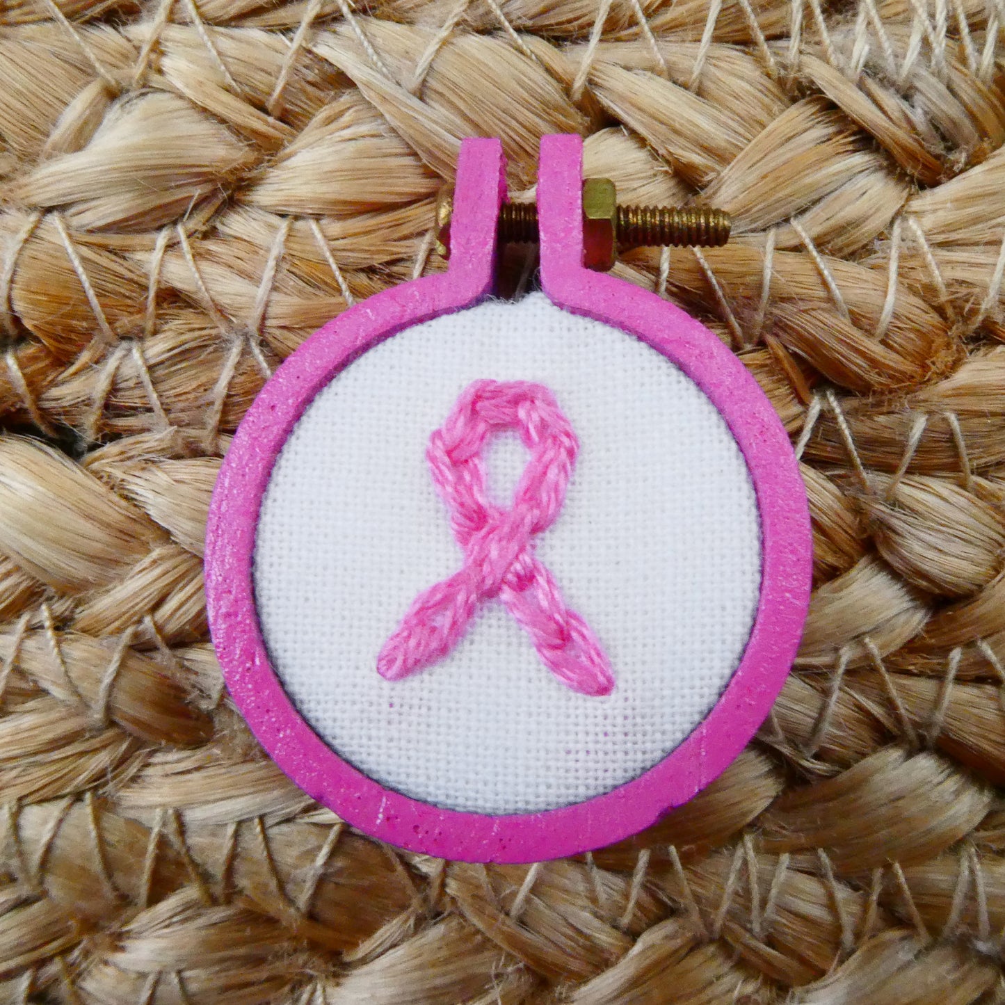 Broche brodé main - Cancer du sein