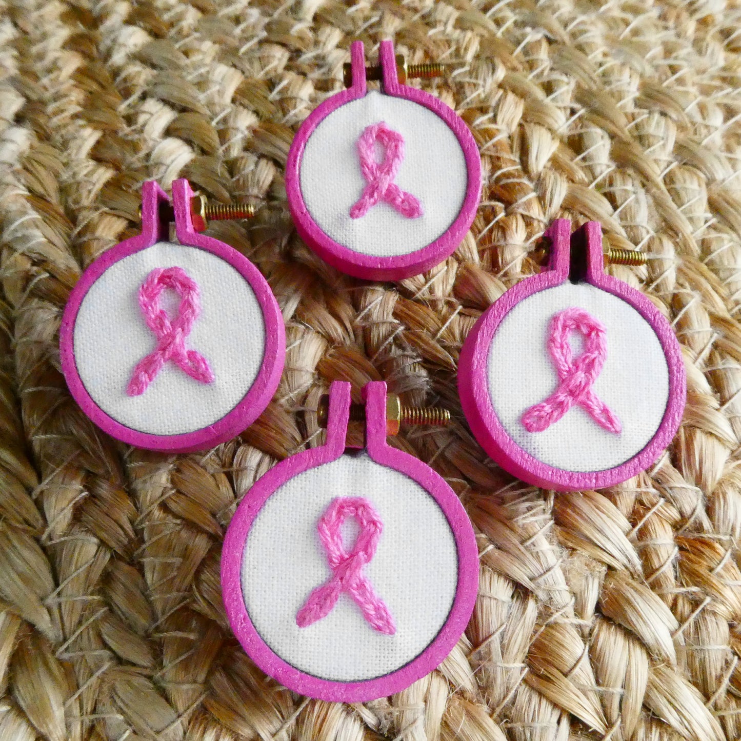 Broche brodé main - Cancer du sein