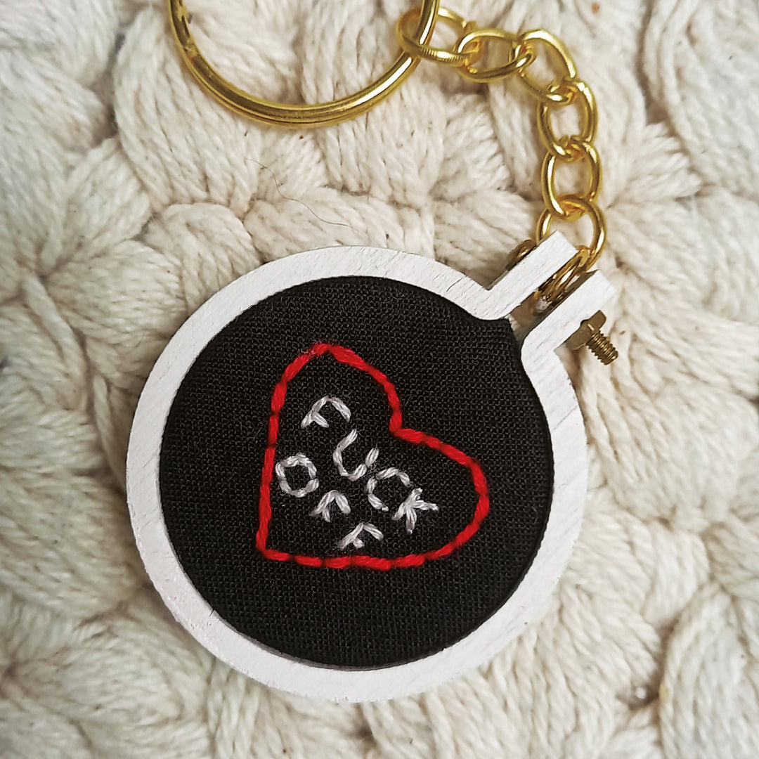Porte-clés brodé main - F♥ off