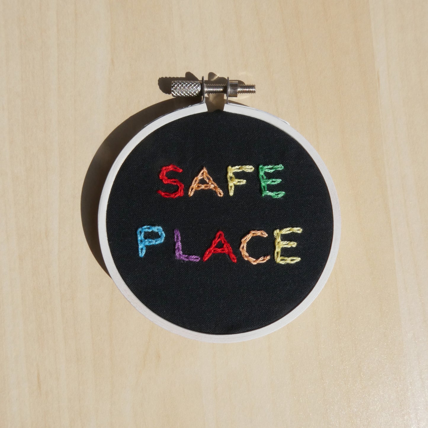 Tambour brodé main - Safe place