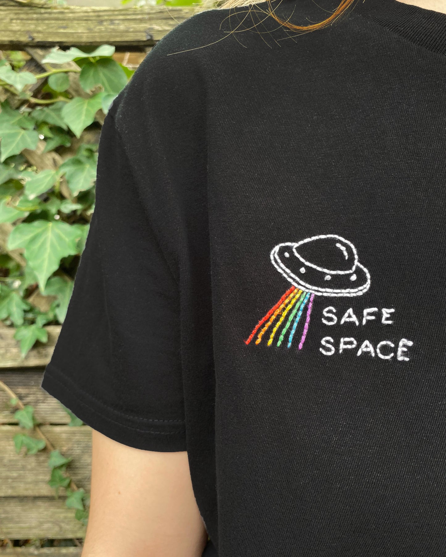 T-shirt brodé main - Safe space