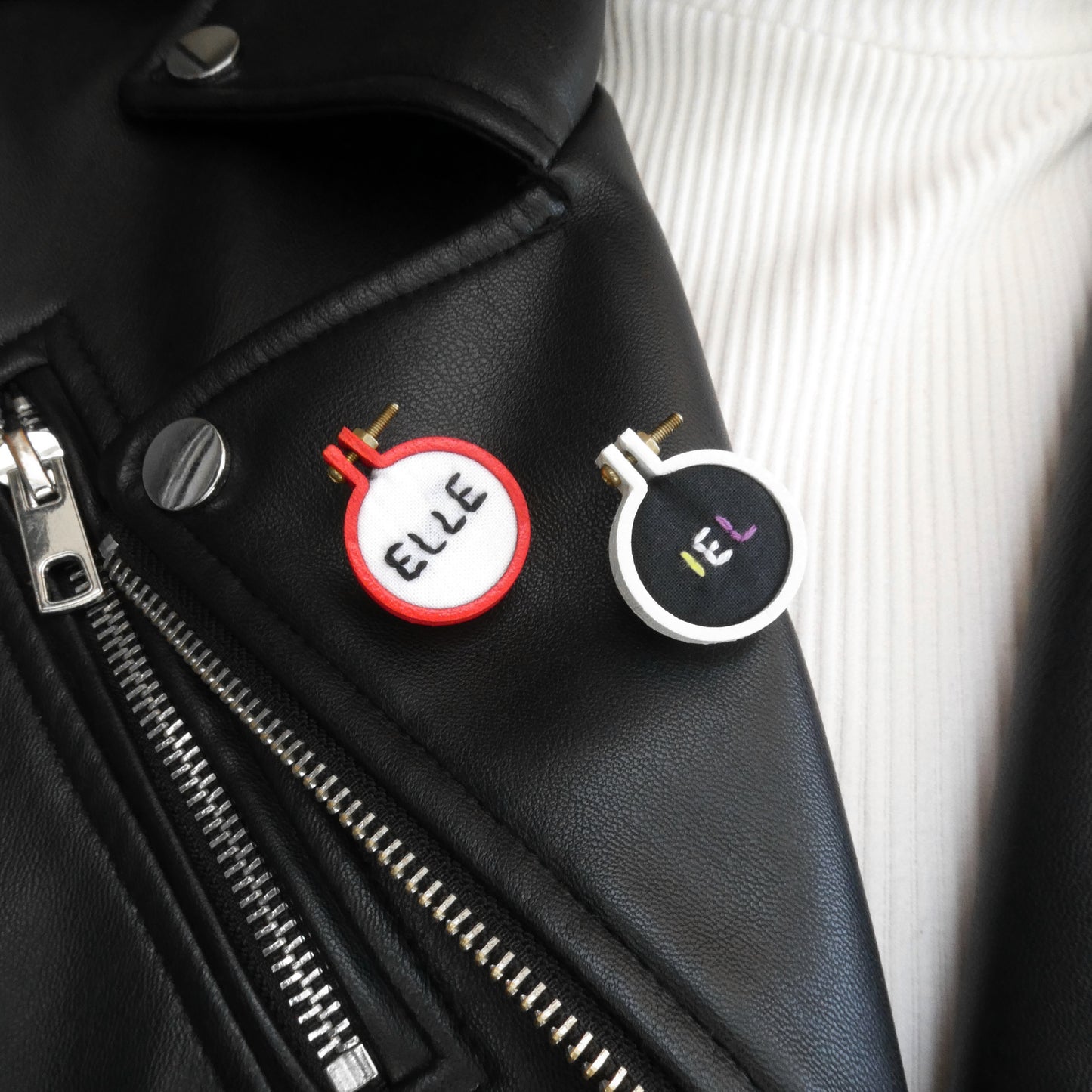 Broche brodé main - Pronoms