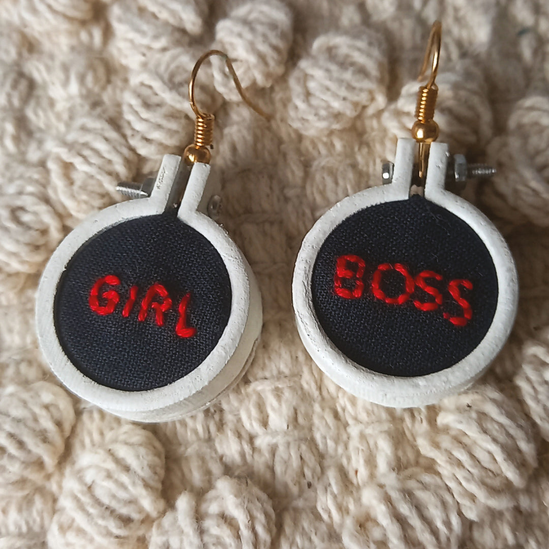 Boucles d'oreilles brodé main - Girl Boss