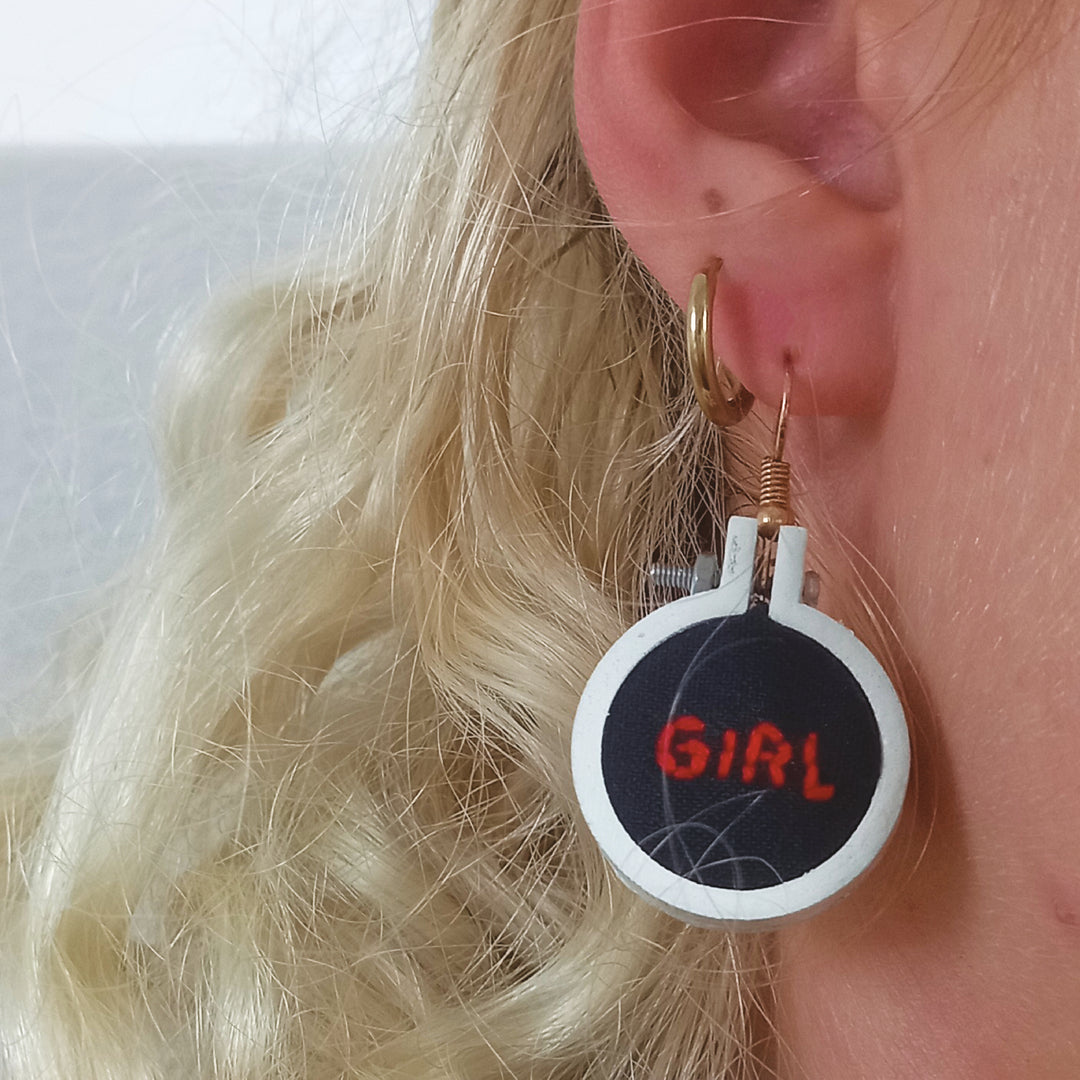 Boucles d'oreilles brodé main - Girl Boss