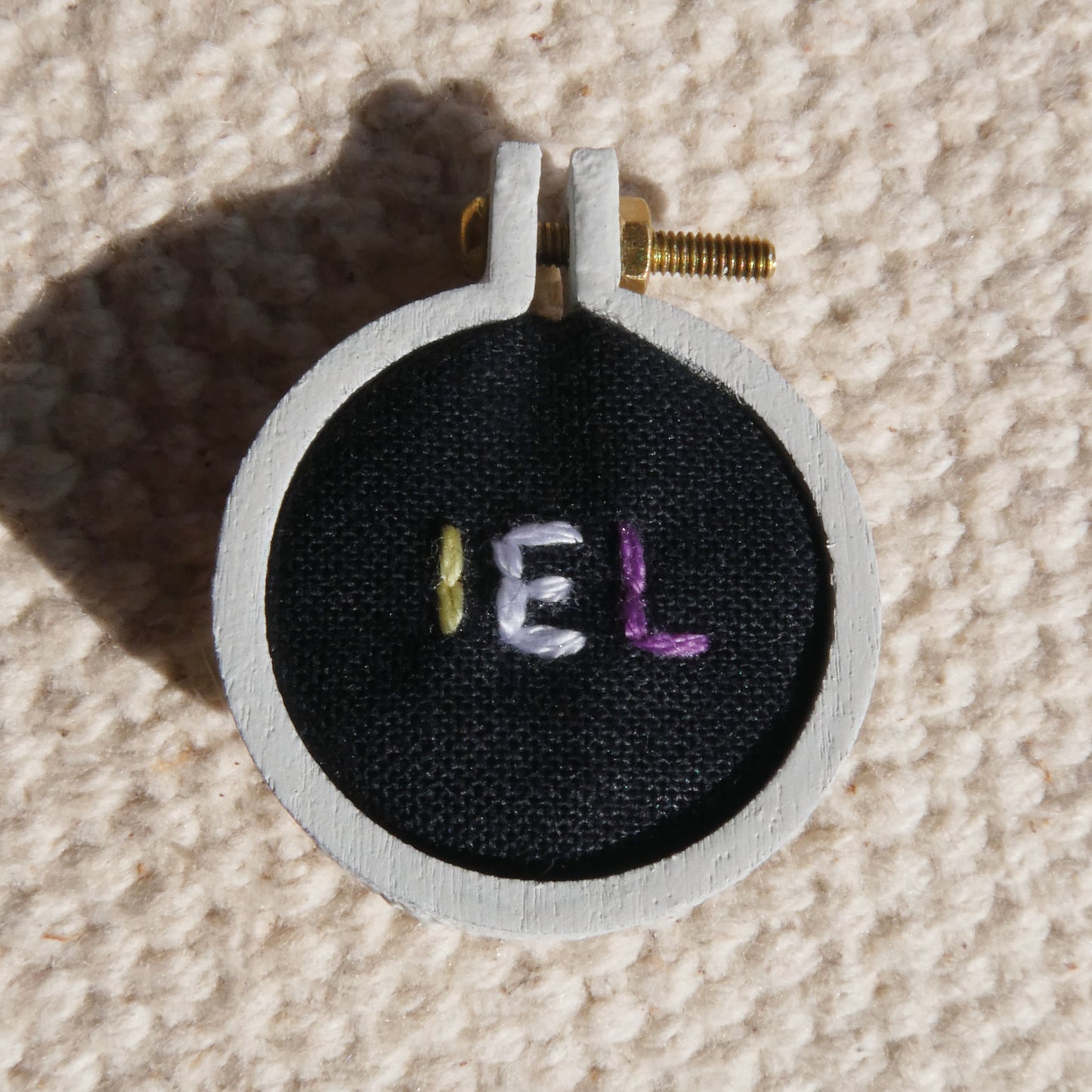 Broche brodé main - Pronoms