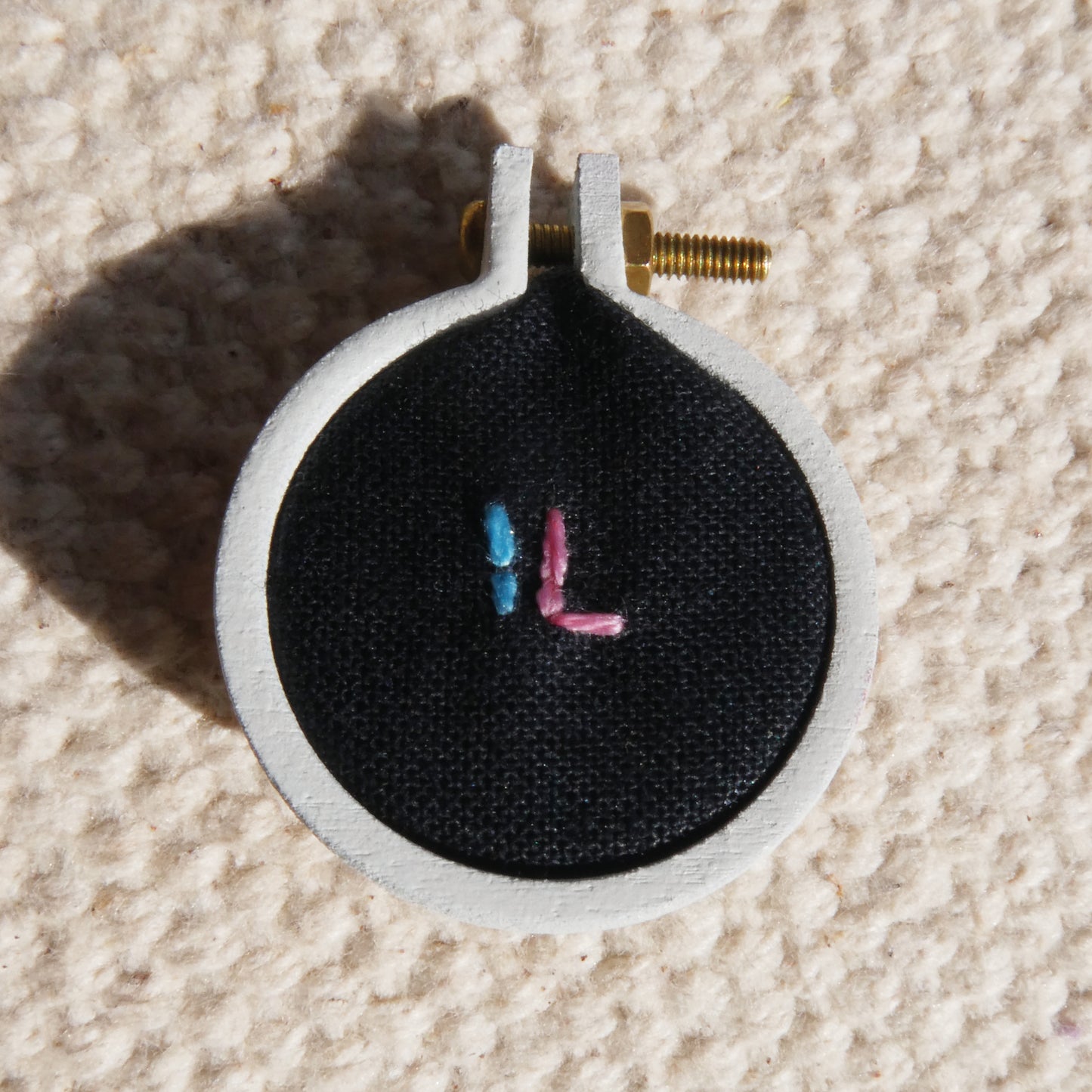 Broche brodé main - Pronoms