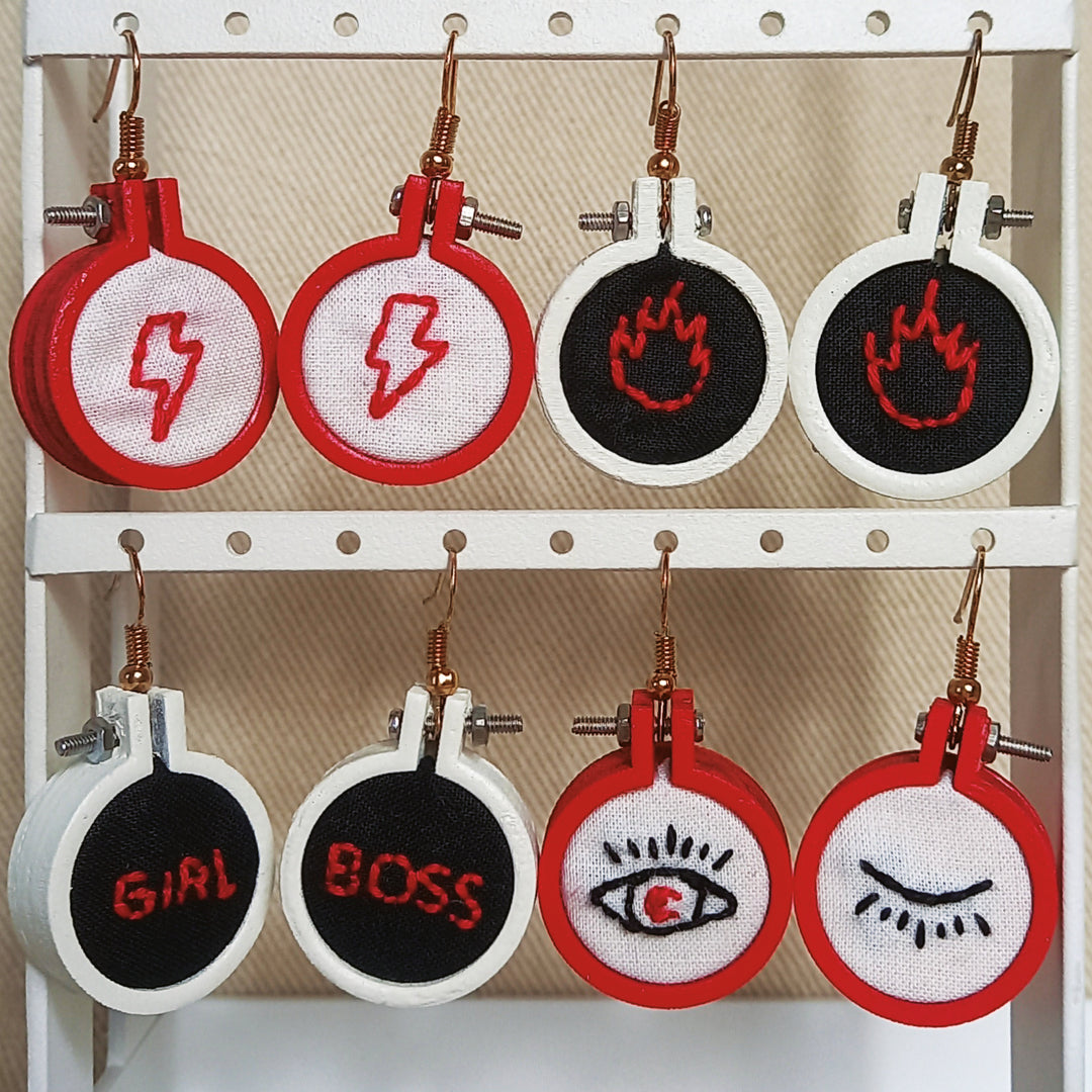Boucles d'oreilles brodé main - Girl Boss