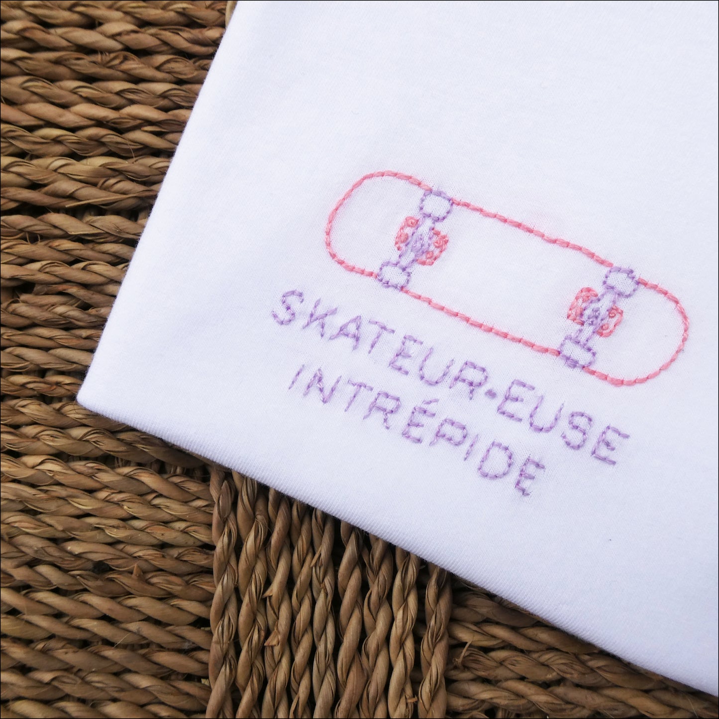 T-shirt brodé main - Skateur.euse intrépide