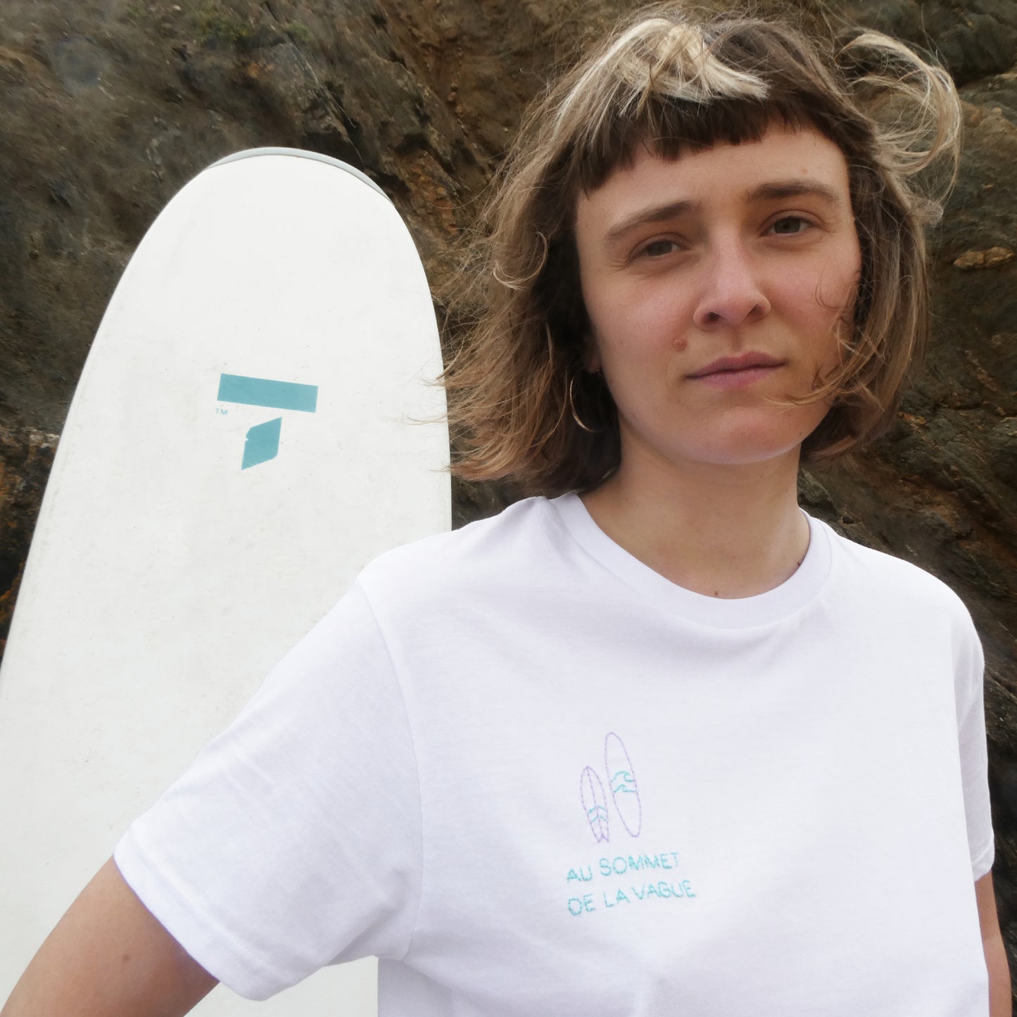 T-shirt brodé main - Au sommet de la vague