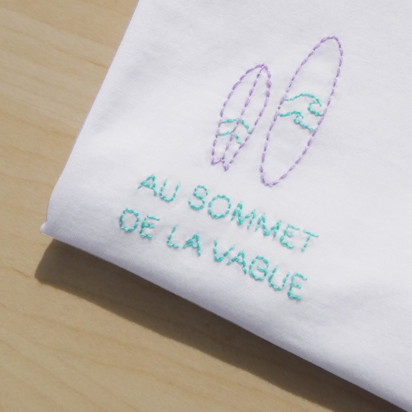 T-shirt brodé main - Au sommet de la vague