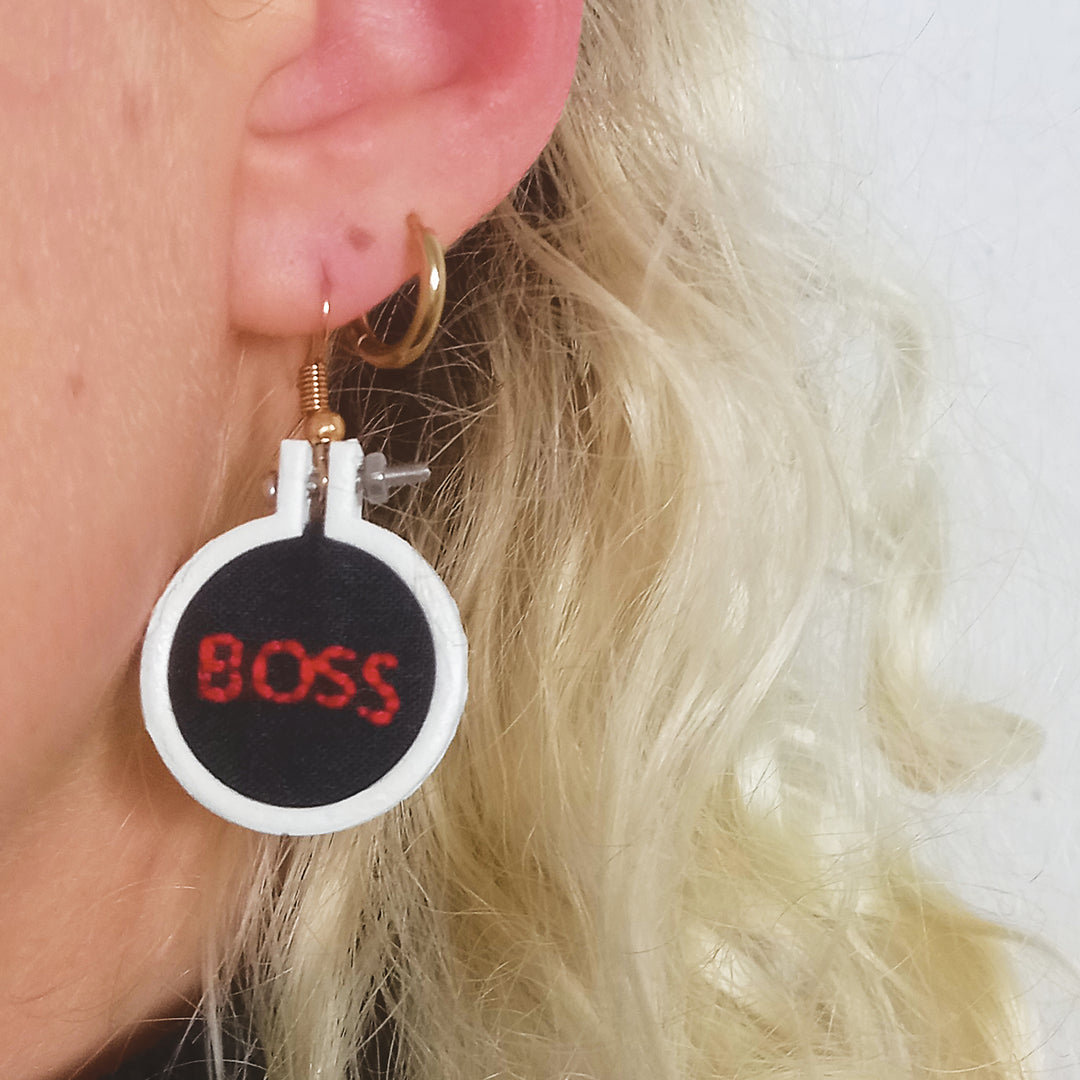 Boucles d'oreilles brodé main - Girl Boss